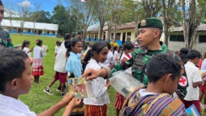 Peringati Hari Pendidikan Nasional, Yonarmed 12 Kostrad Bagikan Buku untuk Siswa